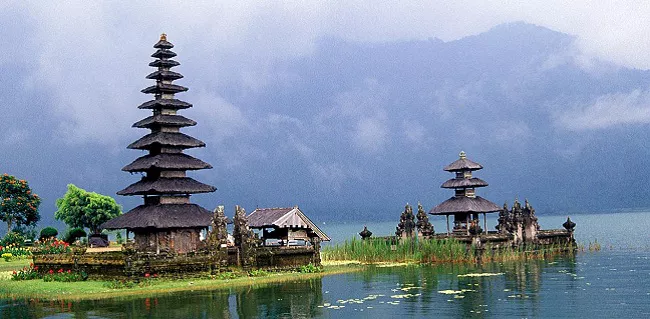 Ulun Danu bratan, templo turístico de Bali, isla paradisíaca de Indonesia.