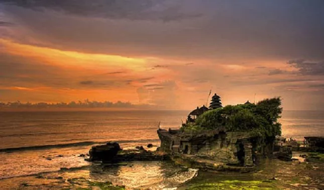 Atardecer en el templo de Tanah Lot, uno de los más bellos de Bali, la isla de los dioses.