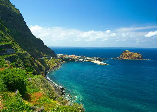 Vista de un acantilado de Madeira, Portugal.