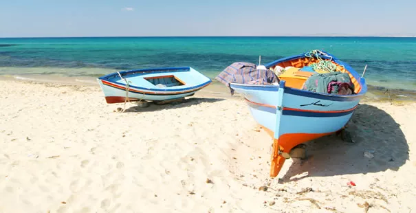 Barquitas en la playa de Túnez