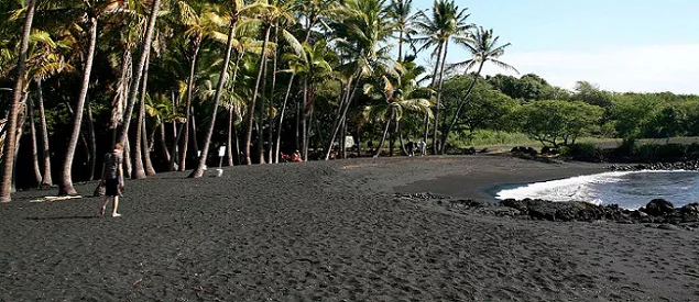 Punaluu beach, playa de arena color negro en Hawaii.
