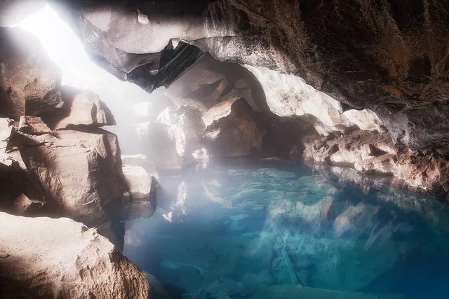 Grotajga aguas termales dentro de una cueva en Islandia