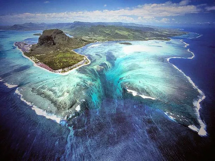 Cascada bajo el agua en Isla Mauricio