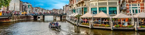 Canales de Amsterdam en Holanda. Vacaciones felices