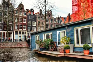 Casa flotante en los canales de Amsterdam