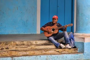 Cubano tocando la guitarra en las calles de la Habana