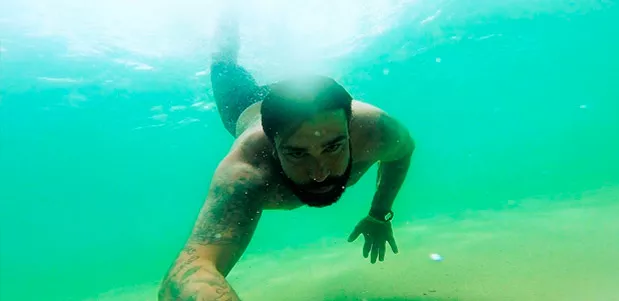 Hombre en el agua en playas gay del Caribe
