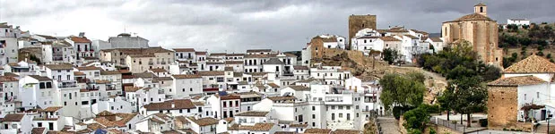 Un cultural pueblo de color blanco parte de la Sierra de Cádiz en Andalucía