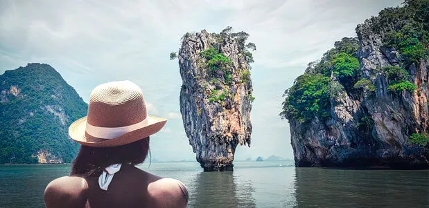 Chica Turista en su viaje a las playas de Tailandia