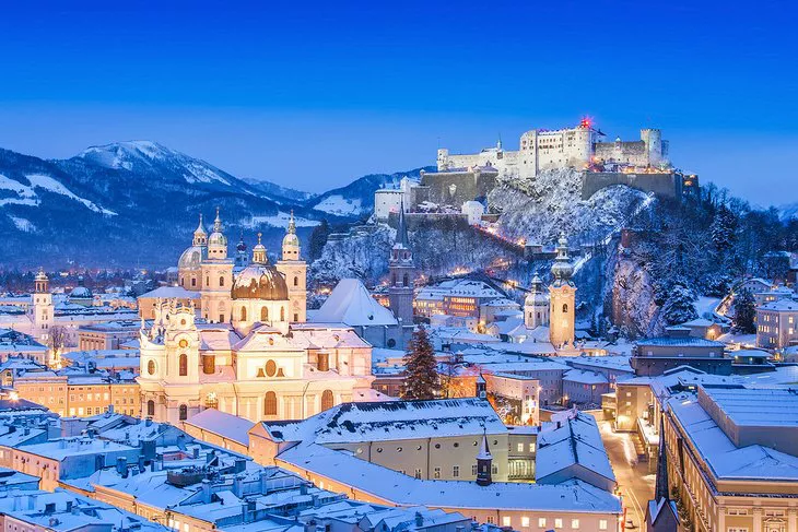 Fortaleza de Hohensalzburgo y Salzburgo en el invierno