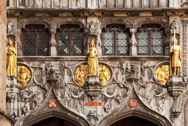 La fachada dorada de la Basílica de la Sagrada Sangre