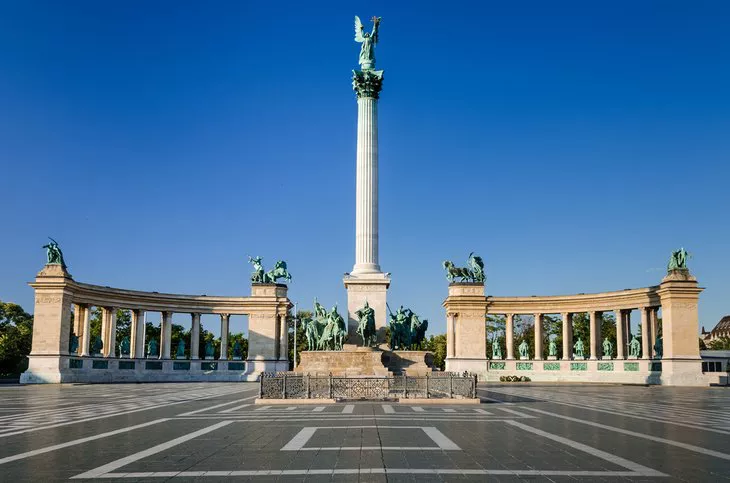 La Plaza de los Héroes y el Monumento al Milenio
