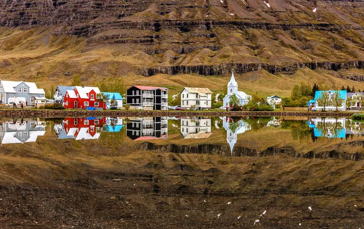 La ciudad de Seydisfjordur reflejada en el lago Fjardara