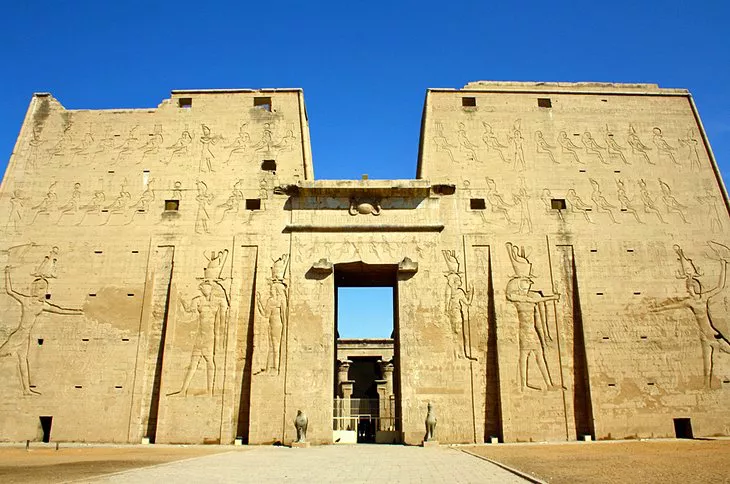 Pilón: La Gran Entrada del Templo