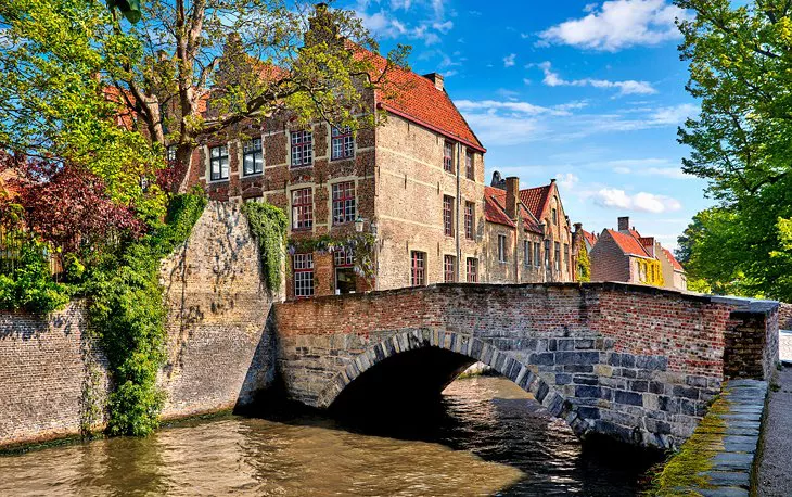 Canal y puente de piedra en Brujas