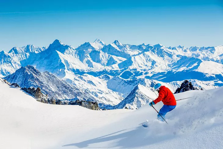 Esquiador en polvo fresco en Vallee Blanche, Chamonix, Alpes franceses