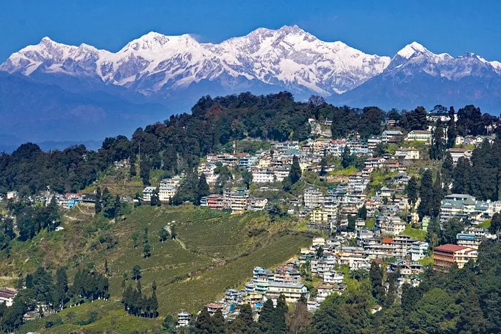 Darjeeling con la montaña Khangchendzonga nevada en la distancia