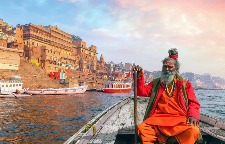 Una persona sagrada en el río Ganges en Varanasi