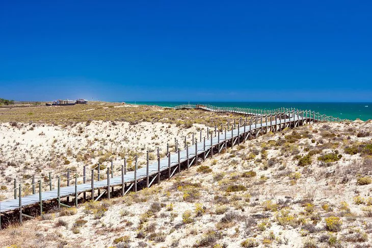 Puente peatonal de madera sobre las dunas en la Playa da Quinta do Lago