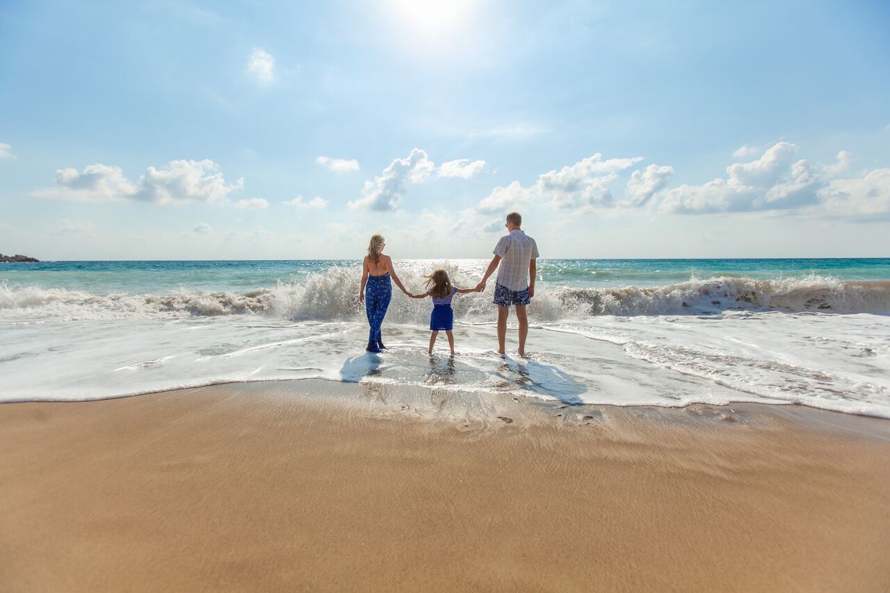 Vacaciones en familia: ¿Cuál es el factor de protección solar (FPS) recomendado para los niños?
