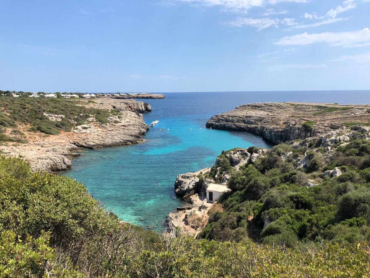 Conoce las ventajas de alquilar un barco con patrón en Menorca para tu viaje