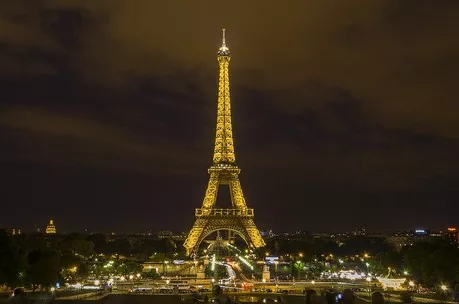 La torre Eiffel en París de noche