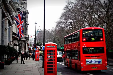 Autobuses de dos plantas en Londres y sus cabinas telefonicas