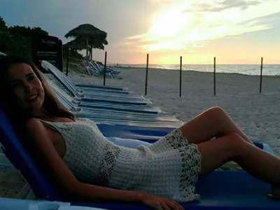 Mujer relajada en las playas de Cuba