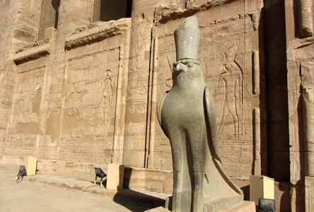 Esculturas y jeroglíficos egipcios.