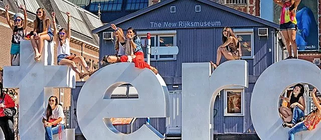 Chicas jóvenes disfrutando de Amsterdam